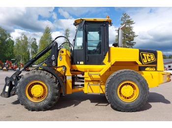 Колёсный погрузчик JCB