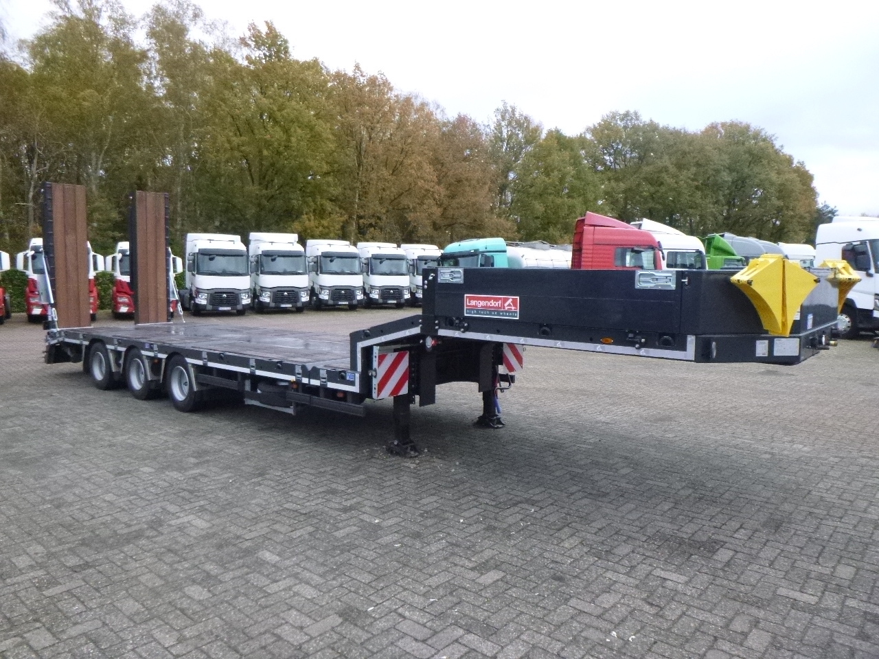 Новый Низкорамный полуприцеп Langendorf 3-axle semi-lowbed trailer 48T ext. 13.5 m + ramps: фото 2
