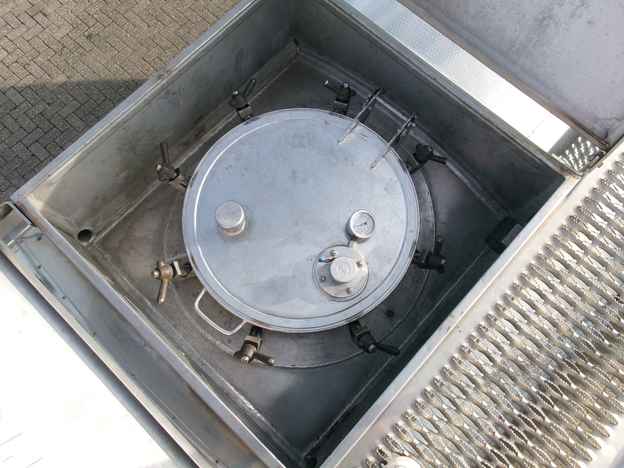 Полуприцеп-цистерна для транспортировки химикатов Magyar Chemical tank inox 29.8 m3 / 1 comp: фото 25
