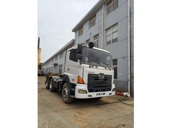 Hino 700 tractor - Тягач