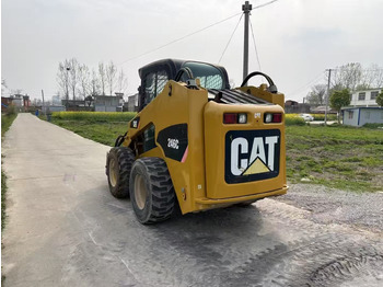 Мини-погрузчик с бортовым поворотом CATERPILLAR