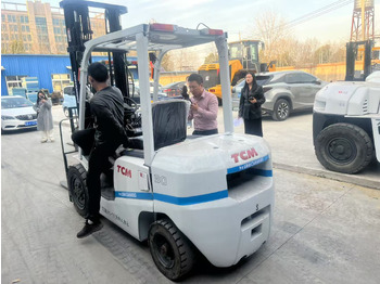 Дизельный погрузчик TCM FD30: фото 2
