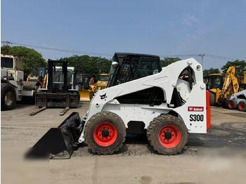 Мини-погрузчик с бортовым поворотом BOBCAT S300