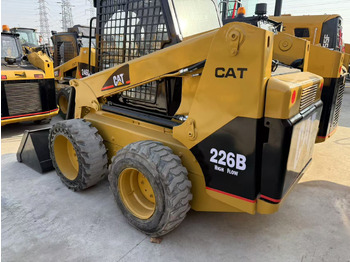 Мини-погрузчик с бортовым поворотом CATERPILLAR 226
