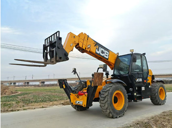 Телескопический погрузчик JCB