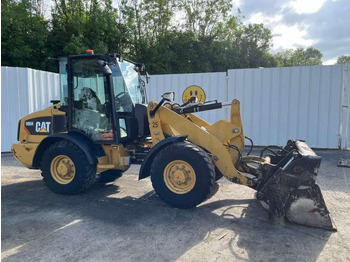 Компактный фронтальный погрузчик CATERPILLAR