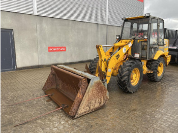 Компактный фронтальный погрузчик JCB