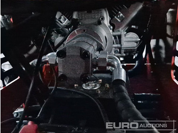 Мини-погрузчик с бортовым поворотом