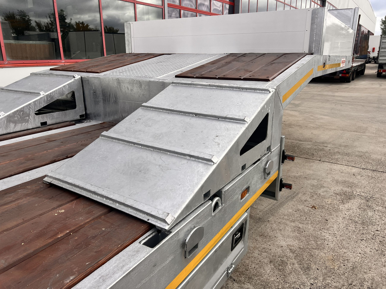 Möslein ST 3 3 Achs Satteltieflader neu - Низкорамный полуприцеп: фото 4 Möslein ST 3 3 Achs Satteltieflader neu - Низкорамный полуприцеп: фото 4