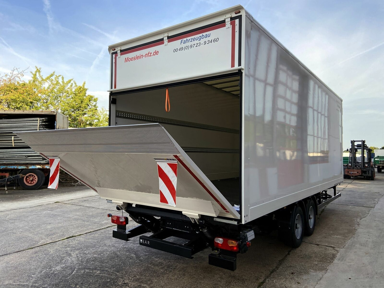 Möslein Tandem Koffer, Ladebordwand 1,5 t + Durchladbar - Прицеп-фургон: фото 2 Möslein Tandem Koffer, Ladebordwand 1,5 t + Durchladbar - Прицеп-фургон: фото 2