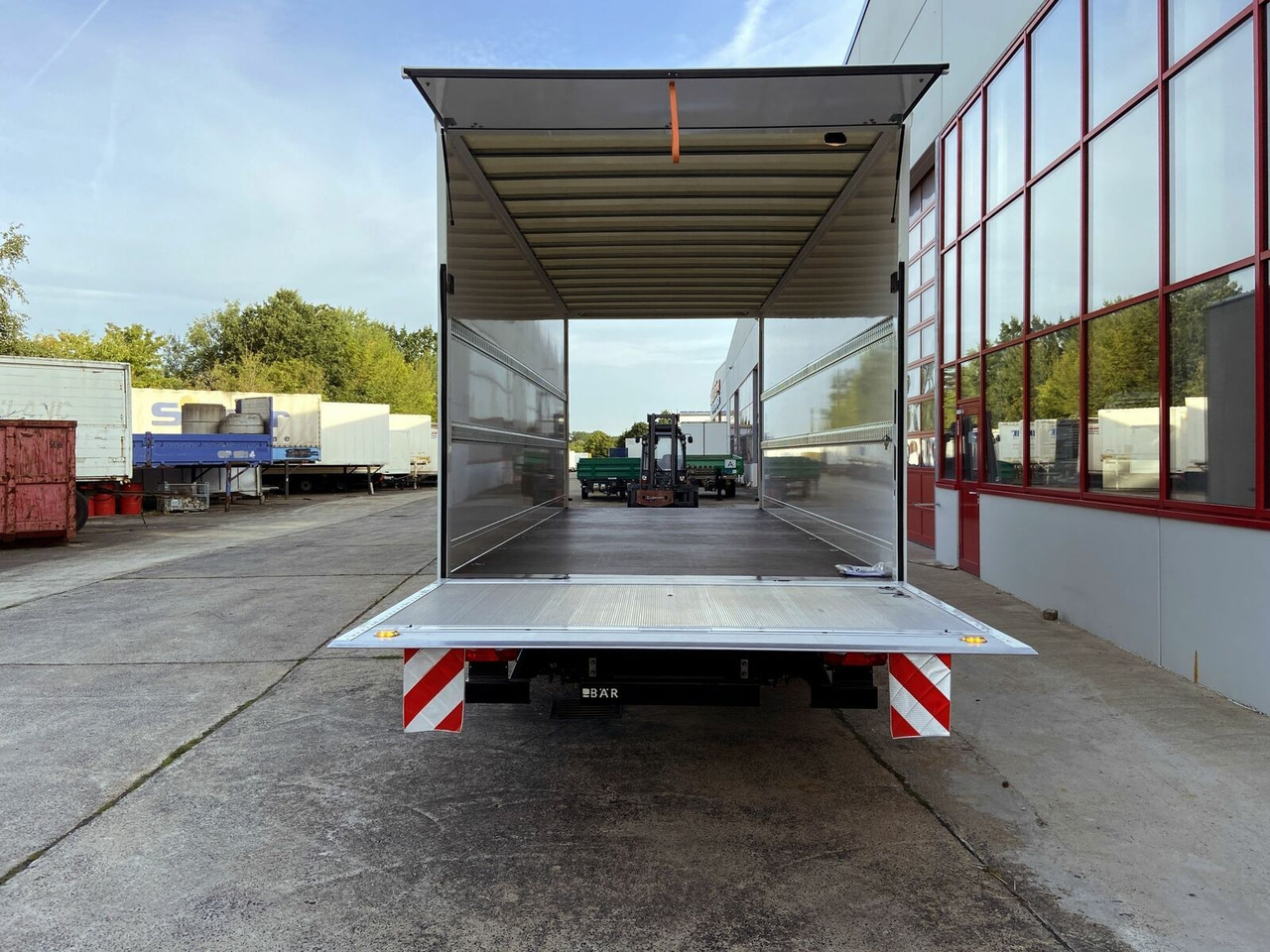 Möslein Tandem Koffer, Ladebordwand 1,5 t + Durchladbar - Прицеп-фургон: фото 4 Möslein Tandem Koffer, Ladebordwand 1,5 t + Durchladbar - Прицеп-фургон: фото 4