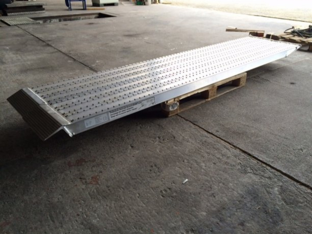 NEU Auffahrrampen, Alurampen,Verladerampen, 8 to Länge 3,25m - Погрузочная рампа: фото 3 NEU Auffahrrampen, Alurampen,Verladerampen, 8 to Länge 3,25m - Погрузочная рампа: фото 3