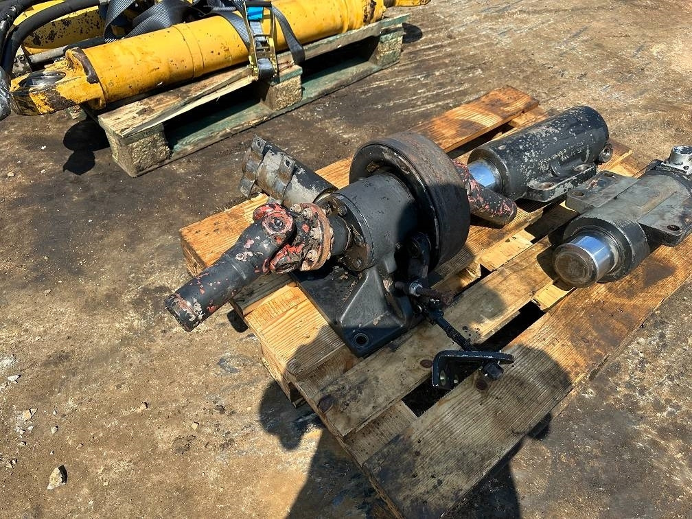 CAT 214 B FT gearbox - Колёсный экскаватор: фото 2 CAT 214 B FT gearbox - Колёсный экскаватор: фото 2