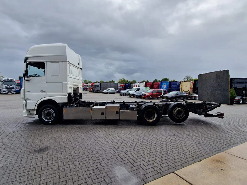DAF XF 530 SuperSpaceCab 6x2*4 - Chassis 740 cm - Loadlift - Steering axle - Leather - - Грузовик-шасси: фото 4 DAF XF 530 SuperSpaceCab 6x2*4 - Chassis 740 cm - Loadlift - Steering axle - Leather - - Грузовик-шасси: фото 4