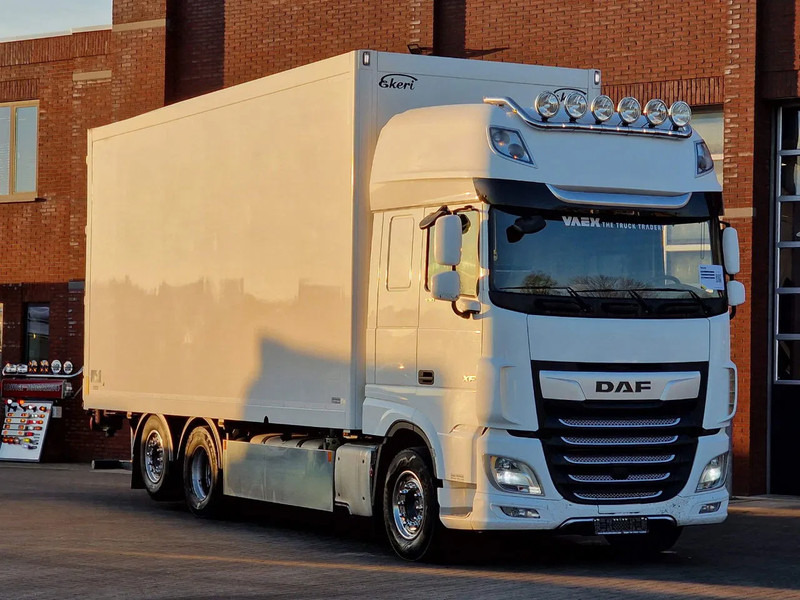 DAF XF 530 SuperSpaceCab 6x2*4 - Ekeri closed box - Loadlift -Steering axle - Full air - Грузовик с закрытым кузовом: фото 1 DAF XF 530 SuperSpaceCab 6x2*4 - Ekeri closed box - Loadlift -Steering axle - Full air - Грузовик с закрытым кузовом: фото 1