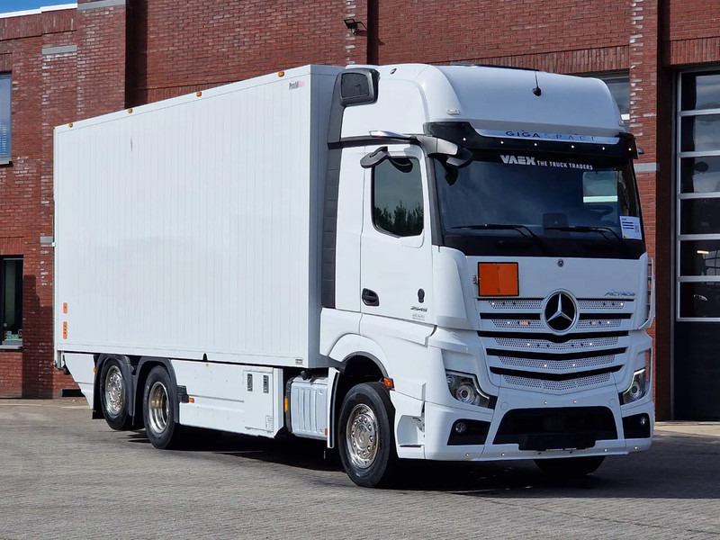 Mercedes-Benz Actros 2545 6x2*4 - Box with sidedoors - Loadlift - Steering axle - Full air - Camera - Грузовик с закрытым кузовом: фото 1 Mercedes-Benz Actros 2545 6x2*4 - Box with sidedoors - Loadlift - Steering axle - Full air - Camera - Грузовик с закрытым кузовом: фото 1
