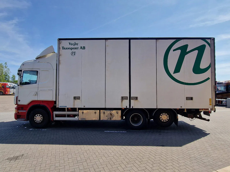 Scania R500 V8 Highline 6x2*4 - Box with side doors - Loadlift - Manual gearbox with retarder - Full air - Steering axle - Грузовик с закрытым кузовом: фото 4 Scania R500 V8 Highline 6x2*4 - Box with side doors - Loadlift - Manual gearbox with retarder - Full air - Steering axle - Грузовик с закрытым кузовом: фото 4