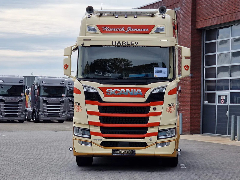 Scania R580 V8 NGS Highline 6x2 - PTO/Hydraulic - 2.95 WB - Retarder - Night clima - Custom interior - Тягач: фото 2 Scania R580 V8 NGS Highline 6x2 - PTO/Hydraulic - 2.95 WB - Retarder - Night clima - Custom interior - Тягач: фото 2