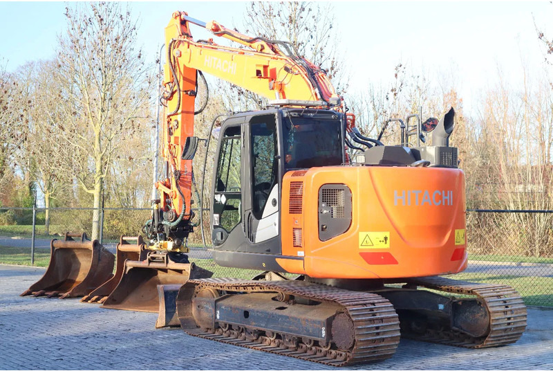 Hitachi ZX135 US-6 | ROTOTILT | DOZERBLADE | 2D GPS | 3X BUCKET - Гусеничный экскаватор: фото 3 Hitachi ZX135 US-6 | ROTOTILT | DOZERBLADE | 2D GPS | 3X BUCKET - Гусеничный экскаватор: фото 3