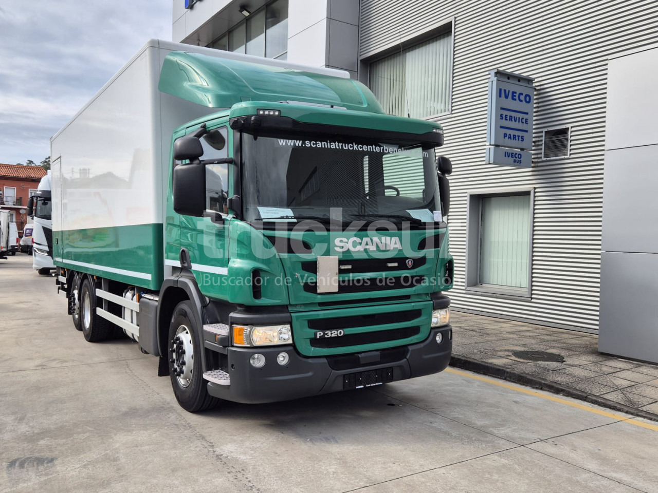 SCANIA P320.26 ejes 6x2*4 - Грузовик с закрытым кузовом: фото 2 SCANIA P320.26 ejes 6x2*4 - Грузовик с закрытым кузовом: фото 2