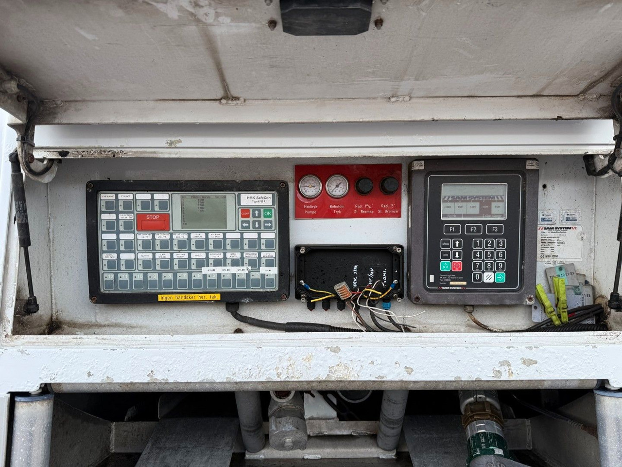 Грузовик-цистерна Scania P400 8x2*6 HMK Bilcon 24.000 l. ADR Euro 5: фото 9 Грузовик-цистерна Scania P400 8x2*6 HMK Bilcon 24.000 l. ADR Euro 5: фото 9