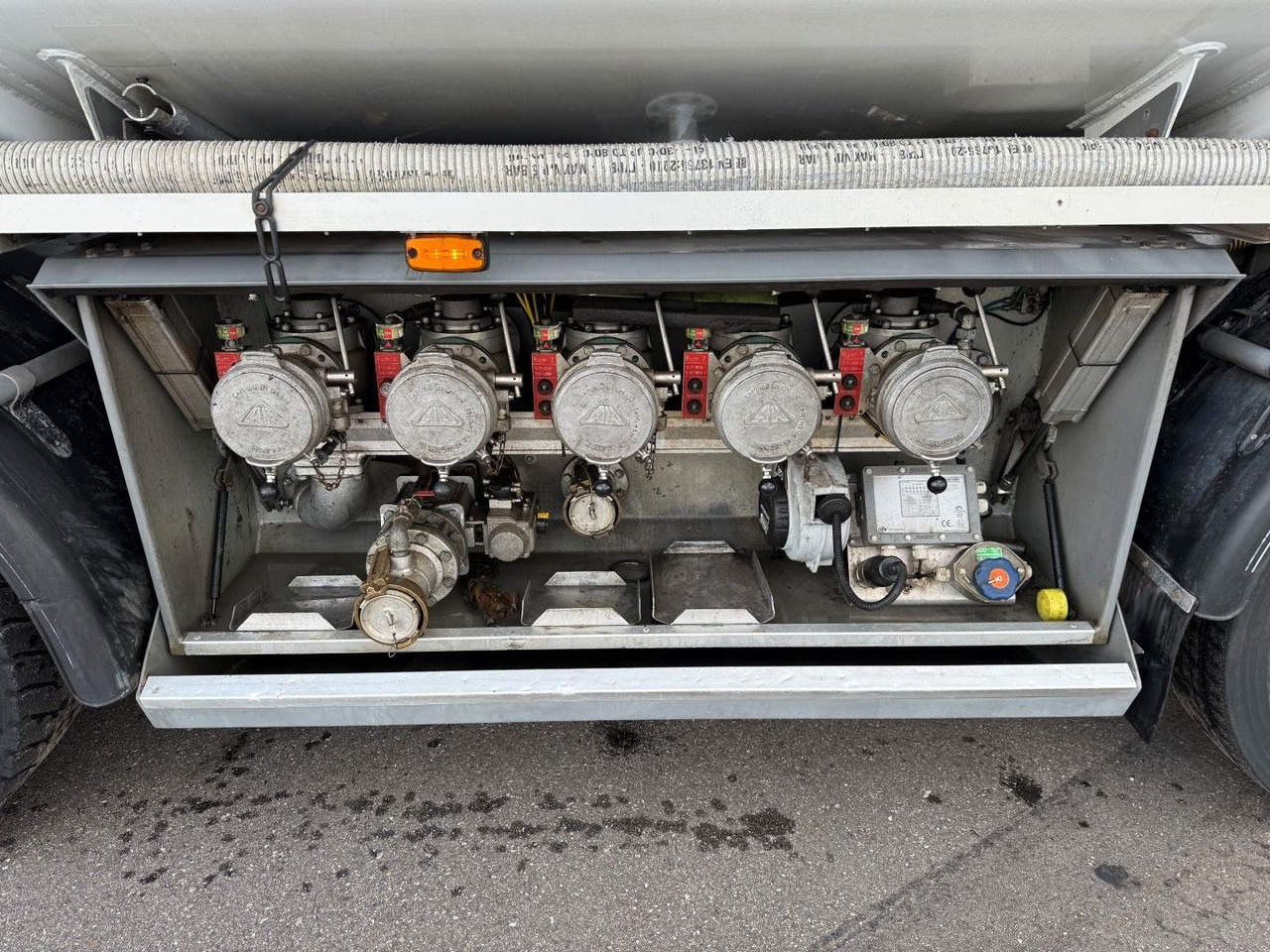 Грузовик-цистерна Scania P400 8x2*6 HMK Bilcon 24.000 l. ADR Euro 5: фото 6 Грузовик-цистерна Scania P400 8x2*6 HMK Bilcon 24.000 l. ADR Euro 5: фото 6