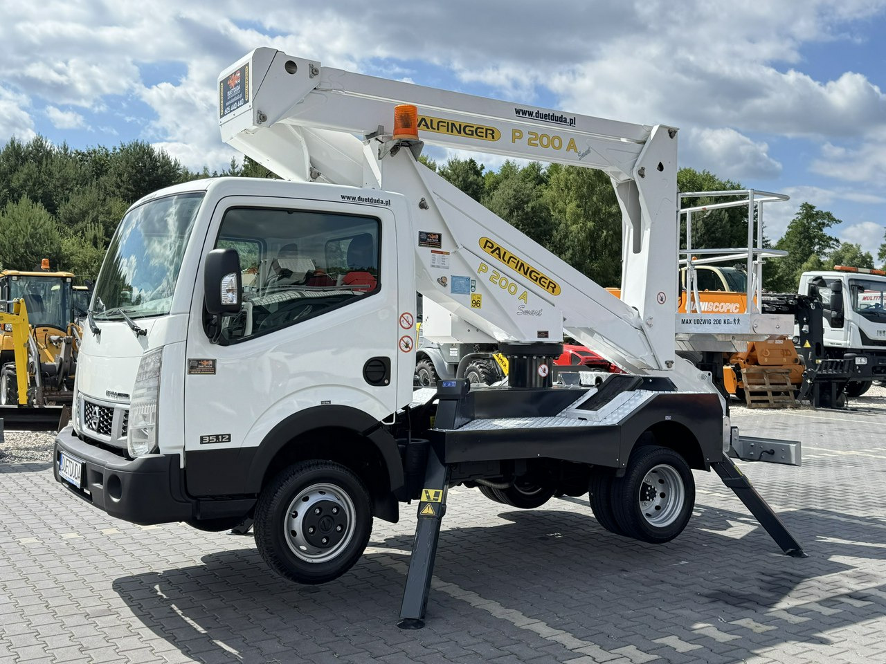 Nissan Cabstar - Грузовик с подъемником: фото 3 Nissan Cabstar - Грузовик с подъемником: фото 3