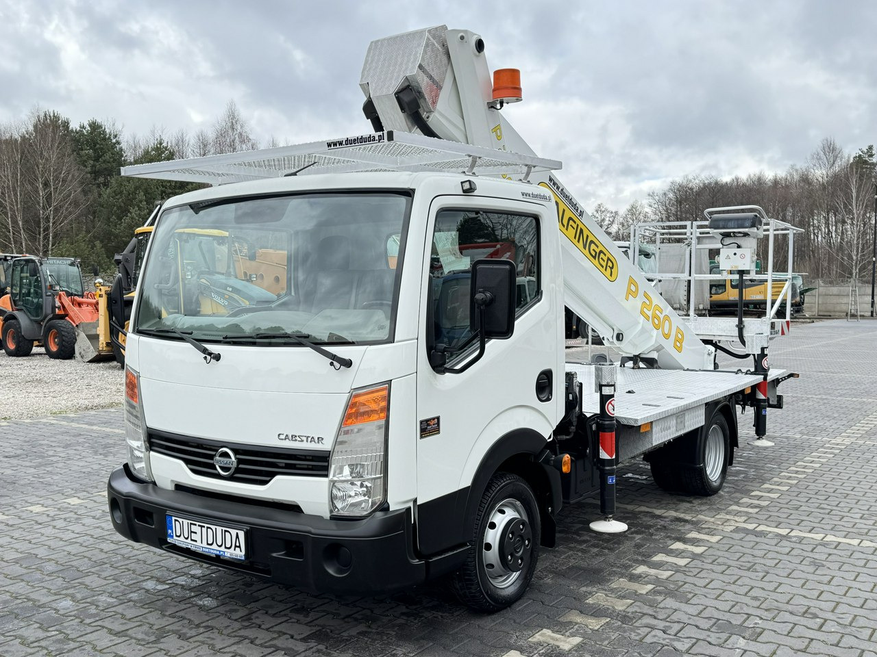 Nissan Cabstar - Грузовик с подъемником: фото 3 Nissan Cabstar - Грузовик с подъемником: фото 3
