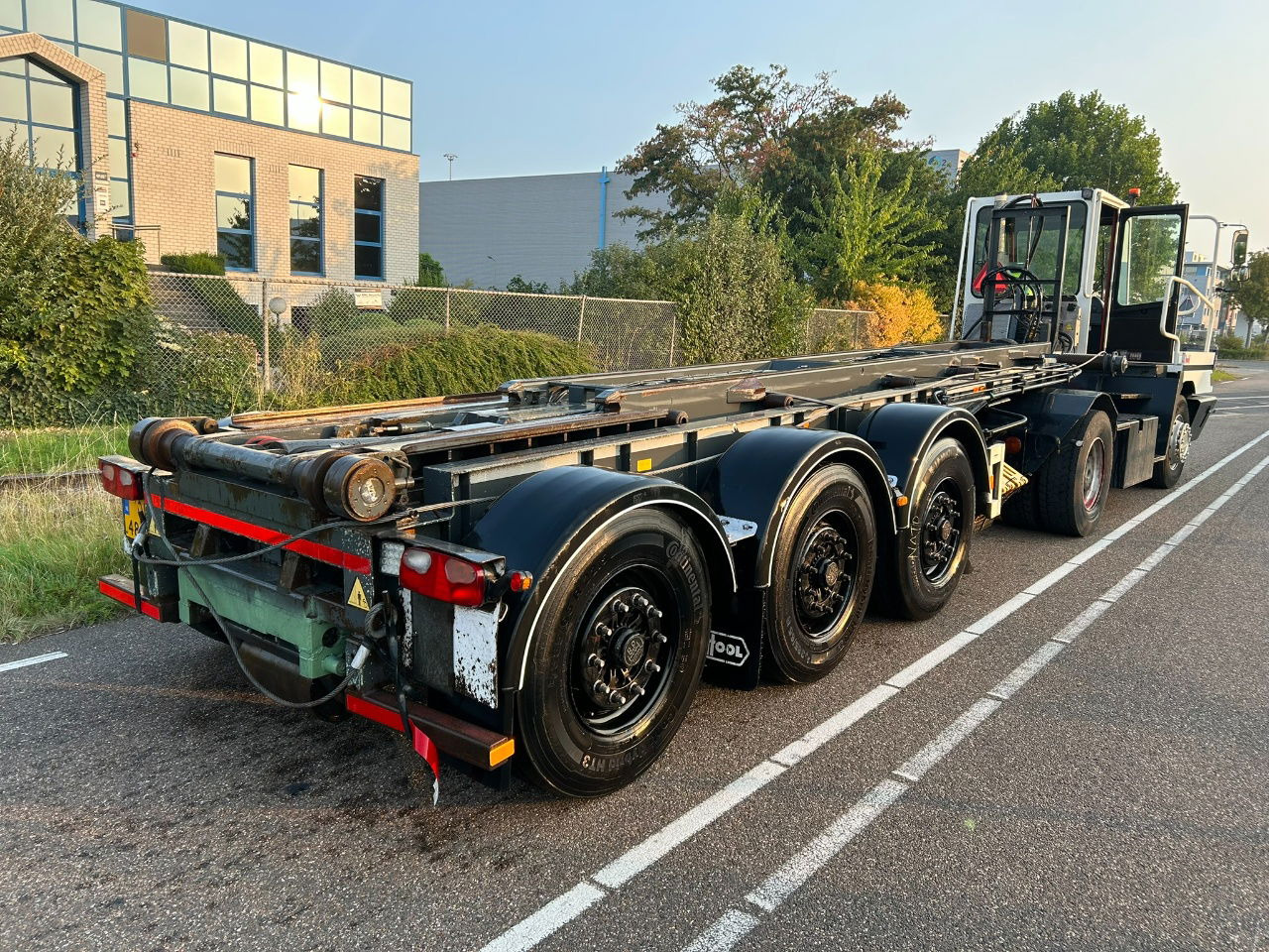 Van Hool Cable system 90 tipping / disc brakes bpw / lifting axle / remote control - Полуприцеп-контейнеровоз/ Сменный кузов: фото 2 Van Hool Cable system 90 tipping / disc brakes bpw / lifting axle / remote control - Полуприцеп-контейнеровоз/ Сменный кузов: фото 2