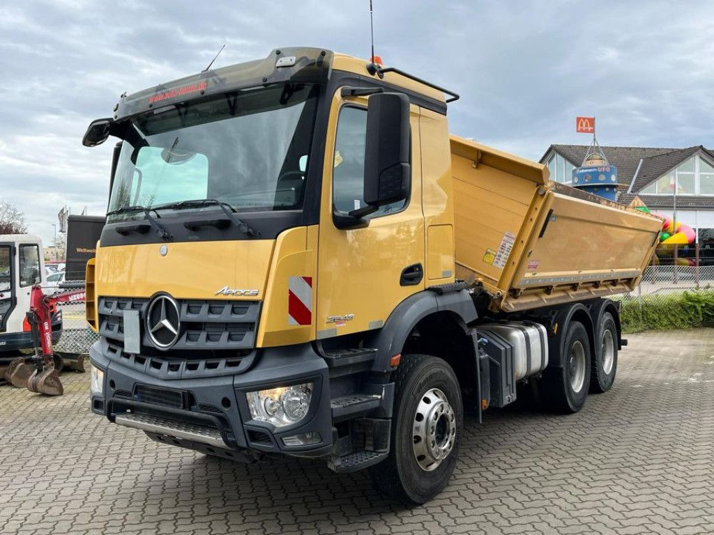 Mercedes-Benz Arocs 2643 K 6x4 3-Achs Kipper Blatt/Blatt, AP A - Самосвал: фото 1 Mercedes-Benz Arocs 2643 K 6x4 3-Achs Kipper Blatt/Blatt, AP A - Самосвал: фото 1