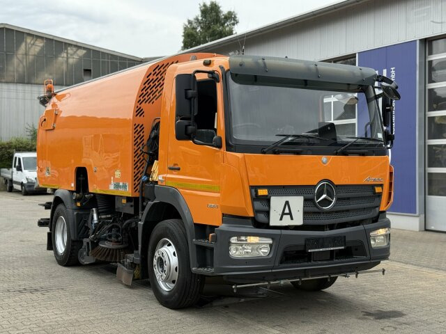 Mercedes-Benz Atego 1324 4x2 Kehrmaschine Schmidt SKF S7B 7 m³ - Подметально-уборочная машина: фото 1 Mercedes-Benz Atego 1324 4x2 Kehrmaschine Schmidt SKF S7B 7 m³ - Подметально-уборочная машина: фото 1