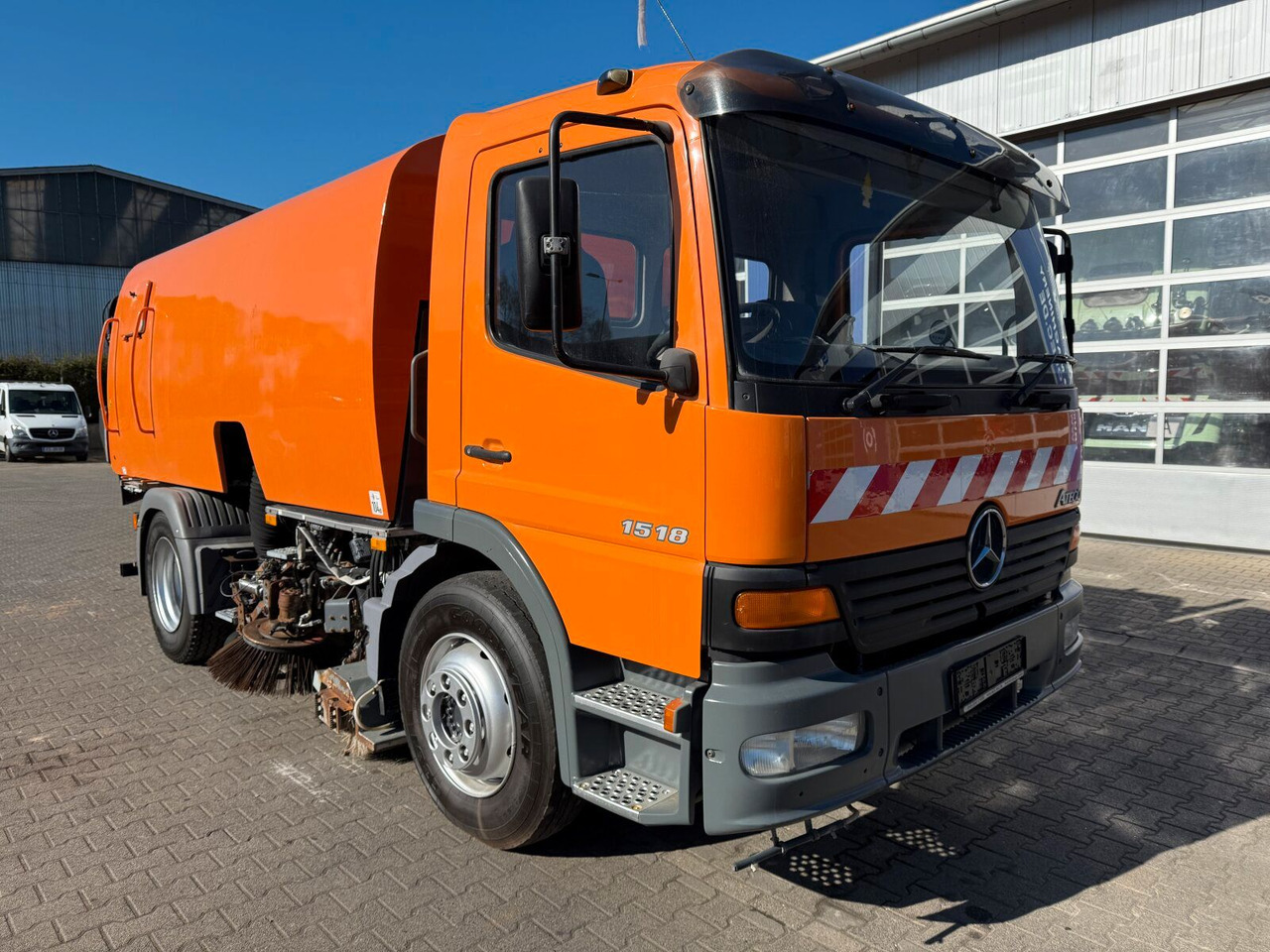 Mercedes-Benz Atego 1518 4x2 Kehrmaschine Bucher 500 - Подметально-уборочная машина: фото 1 Mercedes-Benz Atego 1518 4x2 Kehrmaschine Bucher 500 - Подметально-уборочная машина: фото 1