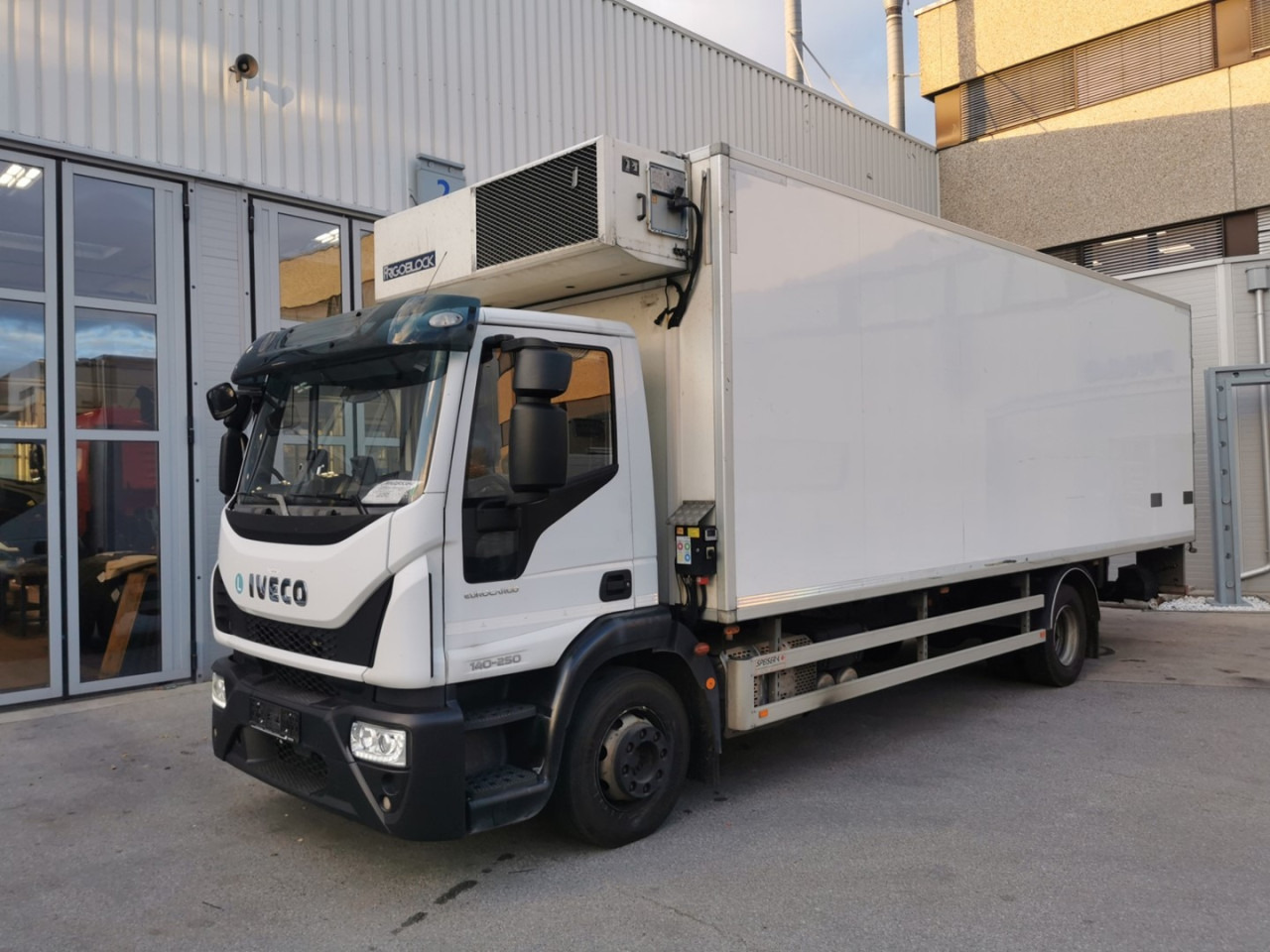 IVECO Eurocargo ML140E25/P Euro6 Klima AHK Luftfeder ZV - Грузовик-шасси: фото 1 IVECO Eurocargo ML140E25/P Euro6 Klima AHK Luftfeder ZV - Грузовик-шасси: фото 1