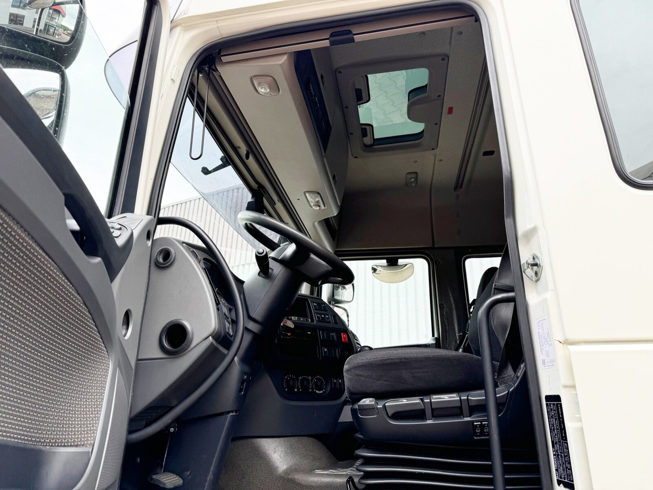 DAF XF 410 FA 4x2 XF 410 FA 4x2, Fahrschule, 2x AHK, 6 Sitze - Грузовик бортовой/ Платформа: фото 2 DAF XF 410 FA 4x2 XF 410 FA 4x2, Fahrschule, 2x AHK, 6 Sitze - Грузовик бортовой/ Платформа: фото 2