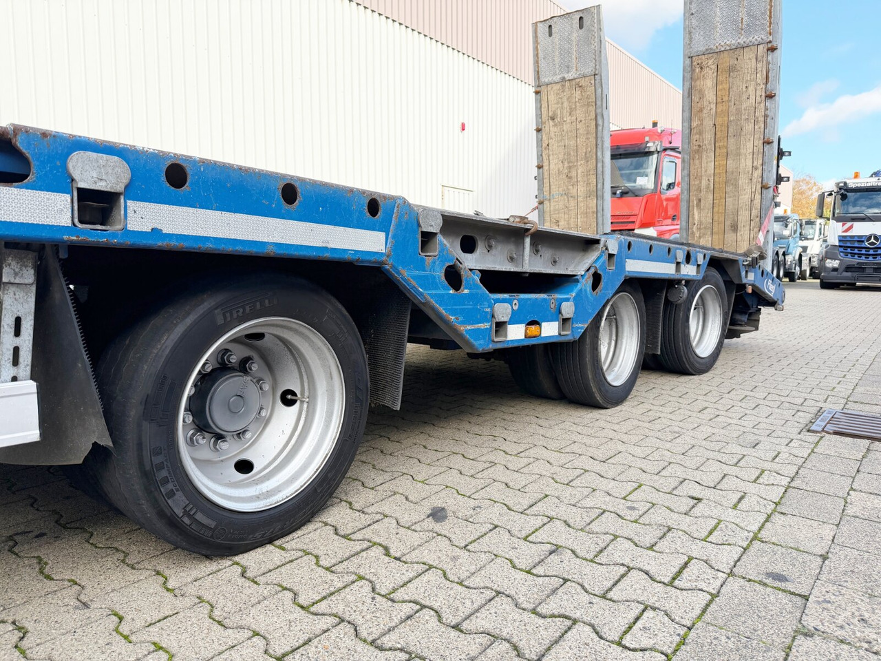 Низкорамный полуприцеп для транспортировки тяжёлой техники Fliegl SDS 420 T SDS 420 T, Nachlauflenkachse, Verbr. auf 3m, hydr. Rampen: фото 6