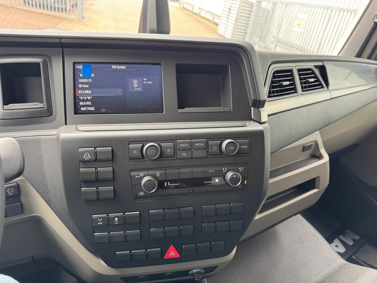 MAN TGL 8.160 4x2 BL CH TGL 8.160 4x2 BL CH, City-Abroller - Крюковой мультилифт: фото 4 MAN TGL 8.160 4x2 BL CH TGL 8.160 4x2 BL CH, City-Abroller - Крюковой мультилифт: фото 4