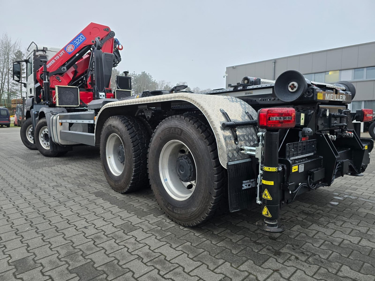 MAN TGS 35.480 8X4 BL TGS 35.480 8X4 BL, Intarder, Kran HMF 3220-K6, 4-fach Abstützung, Funk - Крюковой мультилифт, Автоманипулятор: фото 4 MAN TGS 35.480 8X4 BL TGS 35.480 8X4 BL, Intarder, Kran HMF 3220-K6, 4-fach Abstützung, Funk - Крюковой мультилифт, Автоманипулятор: фото 4