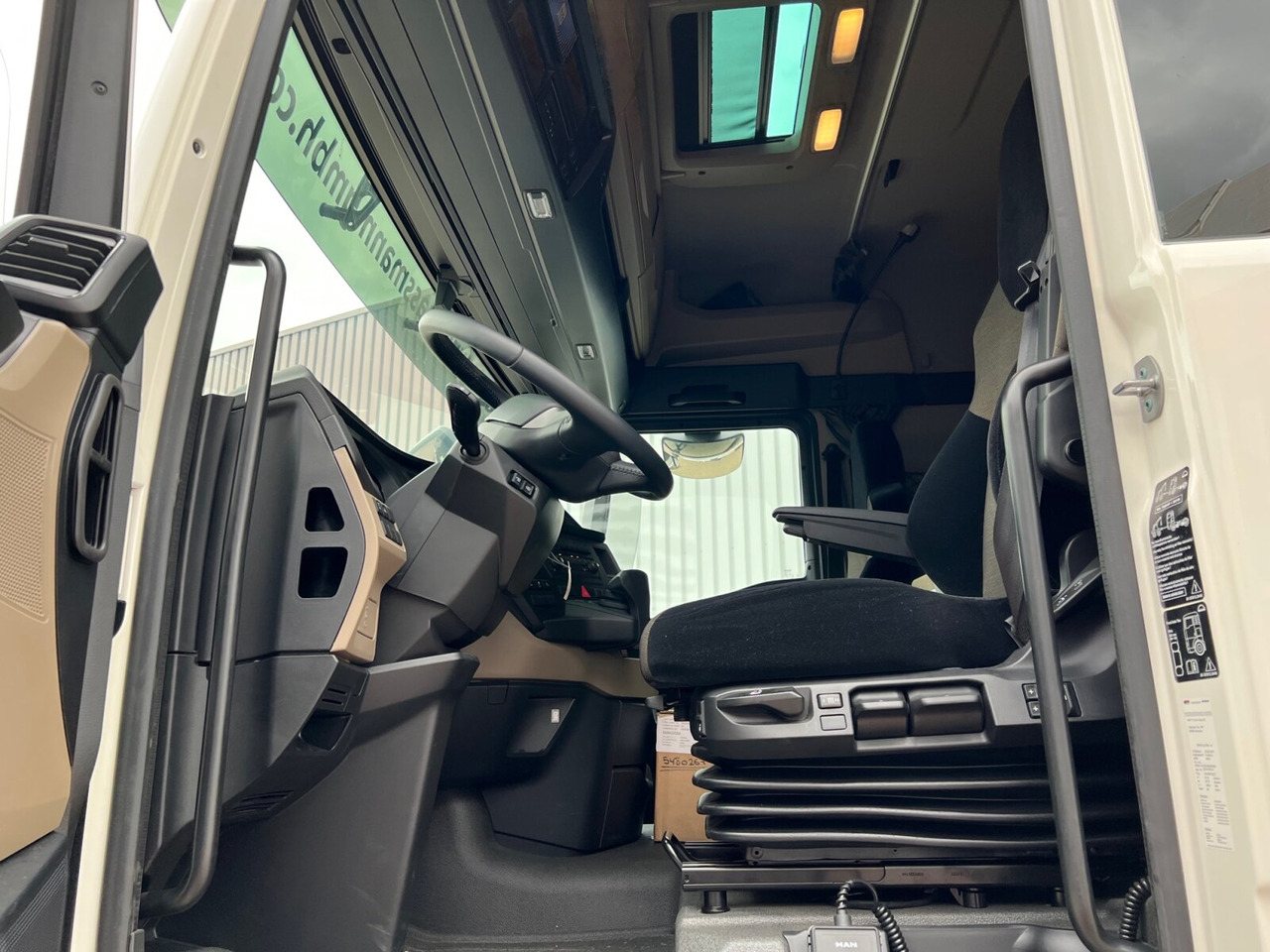 Фото интерьера 2: Новый Автоманипулятор, Грузовик бортовой/ Платформа MAN TGX 26.510 6x2-4 LL CH TGX 26.510 6x2-4 LL, Kran Hiab X-HiPro 548 E-8, Lenk-/Liftachse, TwistLock 20Fuß, Funk, Retarder Фото интерьера 2: Новый Автоманипулятор, Грузовик бортовой/ Платформа MAN TGX 26.510 6x2-4 LL CH TGX 26.510 6x2-4 LL, Kran Hiab X-HiPro 548 E-8, Lenk-/Liftachse, TwistLock 20Fuß, Funk, Retarder