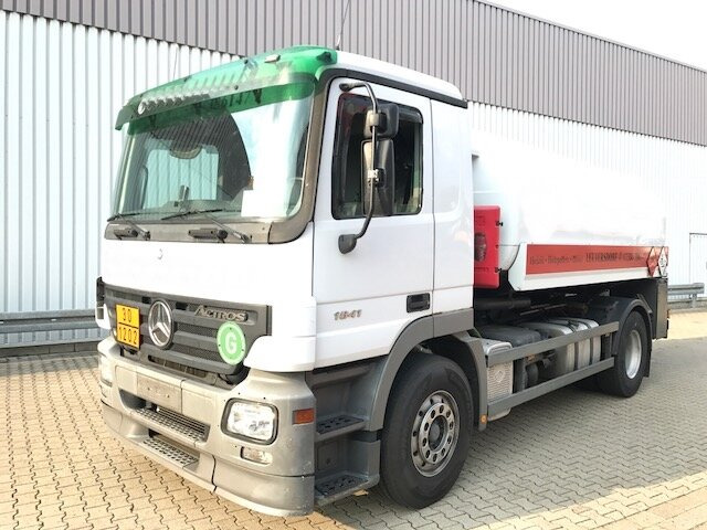 Mercedes-Benz Actros 1841 L 4x2 Actros 1841 L 4x2, Esterer Tankaufbau ca. 13.500l, 2 Kammern - Грузовик-цистерна: фото 1 Mercedes-Benz Actros 1841 L 4x2 Actros 1841 L 4x2, Esterer Tankaufbau ca. 13.500l, 2 Kammern - Грузовик-цистерна: фото 1