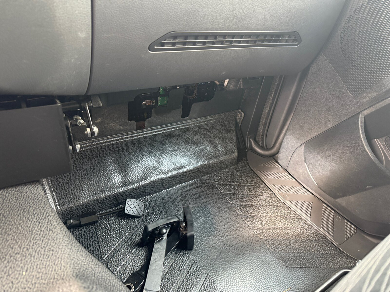 Mercedes-Benz Arocs 1827 A 4x4 Arocs 1827 A 4x4, Ex-! - Грузовик бортовой/ Платформа: фото 4 Mercedes-Benz Arocs 1827 A 4x4 Arocs 1827 A 4x4, Ex-! - Грузовик бортовой/ Платформа: фото 4