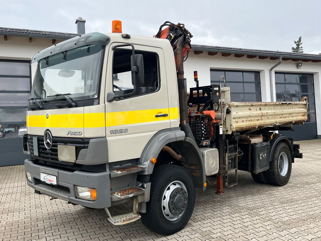 Mercedes-Benz Atego 1823 4x4 Kipper mit Kran Atlas 125.2 Funk - Самосвал, Автоманипулятор: фото 1 Mercedes-Benz Atego 1823 4x4 Kipper mit Kran Atlas 125.2 Funk - Самосвал, Автоманипулятор: фото 1