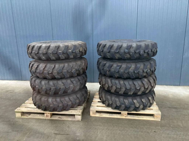 Apollo 1000 x 20 Set / 10.00 x 20: 4x2 Tyres - Шины и диски для Строительной техники: фото 1 Apollo 1000 x 20 Set / 10.00 x 20: 4x2 Tyres - Шины и диски для Строительной техники: фото 1