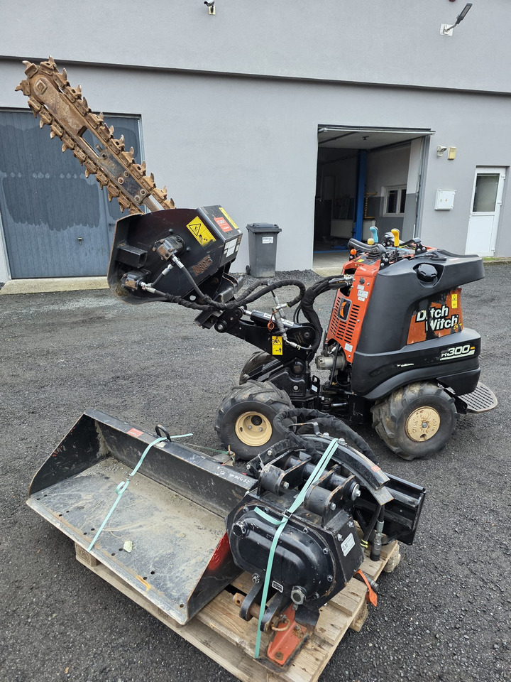 Ditch Witch R300 - Мини-экскаватор: фото 2 Ditch Witch R300 - Мини-экскаватор: фото 2