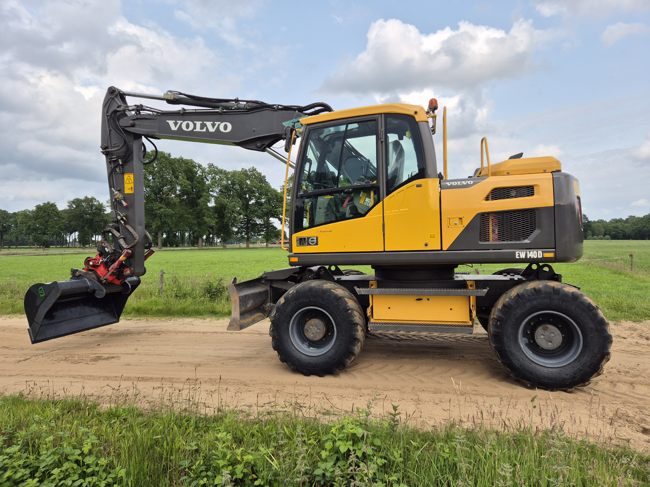 VOLVO EW 140 D - Колёсный экскаватор: фото 1 VOLVO EW 140 D - Колёсный экскаватор: фото 1
