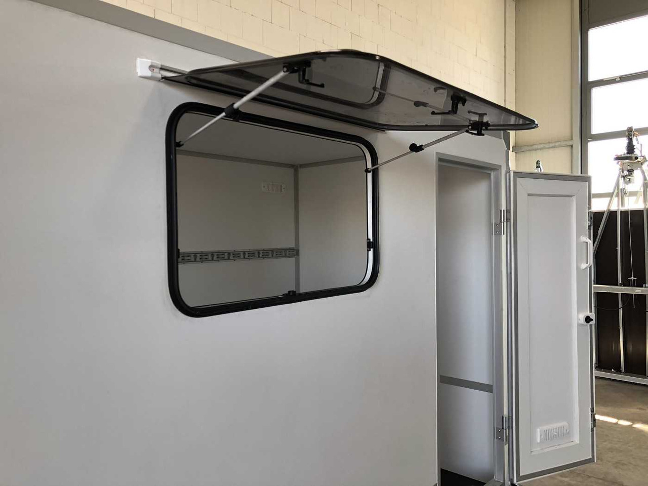 Новый Прицеп-фургон BLYSS F1336HD Rampe Tür Fenster Kofferanhänger: фото 14 Новый Прицеп-фургон BLYSS F1336HD Rampe Tür Fenster Kofferanhänger: фото 14