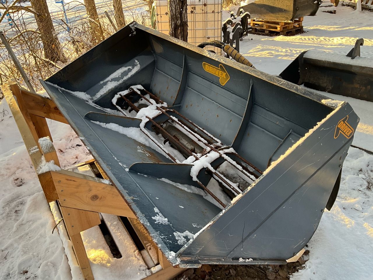 Drivex SS10C-L20/25 - Разбрасыватель песка/ Соли: фото 1 Drivex SS10C-L20/25 - Разбрасыватель песка/ Соли: фото 1