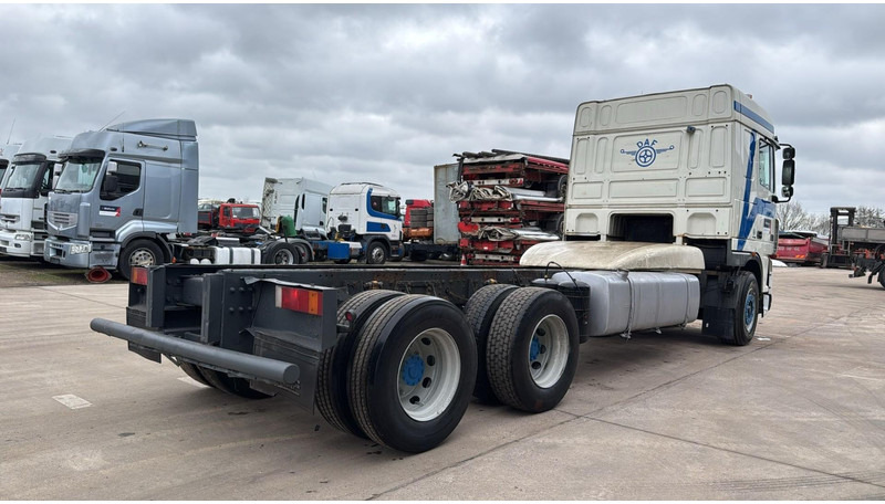 DAF XF 95.430 (EURO 3 / 10 TYRES / 6X2 / MANUAL GEARBOX / BOITE MANUELLE) - Грузовик-шасси: фото 4 DAF XF 95.430 (EURO 3 / 10 TYRES / 6X2 / MANUAL GEARBOX / BOITE MANUELLE) - Грузовик-шасси: фото 4