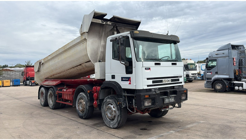 Iveco Eurotrakker 260 E32 (GRAND PONT / LAMES / POMPE MANUELLE / 8X4 / CURSOR 8) - Самосвал: фото 3 Iveco Eurotrakker 260 E32 (GRAND PONT / LAMES / POMPE MANUELLE / 8X4 / CURSOR 8) - Самосвал: фото 3