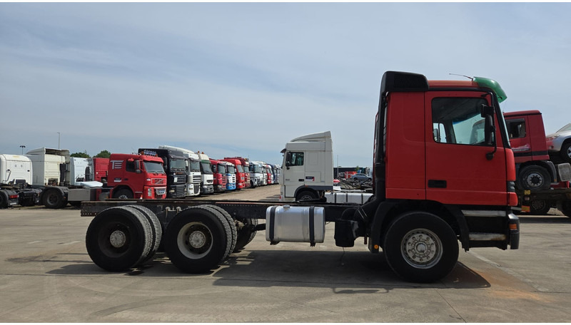 Mercedes-Benz ACTROS 2640 (EPS / 3 PEDALES / V6 / LAMES / GRAND PONT / EURO 2 / SEMI-AUTO) - Грузовик-шасси: фото 4 Mercedes-Benz ACTROS 2640 (EPS / 3 PEDALES / V6 / LAMES / GRAND PONT / EURO 2 / SEMI-AUTO) - Грузовик-шасси: фото 4
