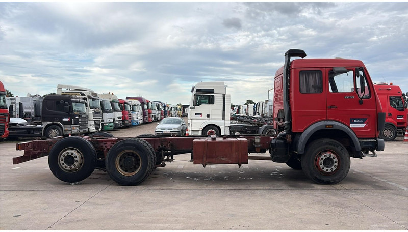 Mercedes-Benz SK 2233 (GRAND PONT / V8 AVEC 2X TURBO / BIG AXLE) - Грузовик-шасси: фото 3 Mercedes-Benz SK 2233 (GRAND PONT / V8 AVEC 2X TURBO / BIG AXLE) - Грузовик-шасси: фото 3